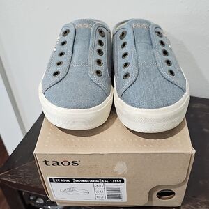 Taos Footwear Grey Canvas Sneakers